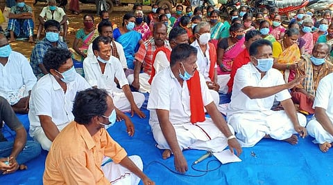 காத்திருப்புப் போராட்டத்தில் ஈடுபட்ட கிராம மக்கள்.