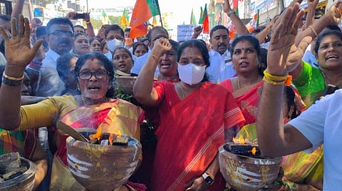 ஆர்ப்பாட்டத்தில் ஈடுபட்ட வானதி சீனிவாசன்.