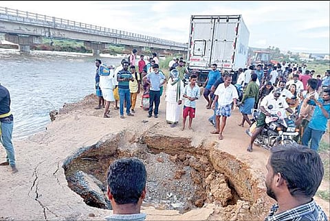 ஆரணி ஆற்றில் வெள்ளப்பெருக்கு ஏற்பட்டுள்ளதால் பலவீனமான தற்காலிக தரைப்பாலத்தில் ஏற்பட்டுள்ள பெரிய பள்ளம்.