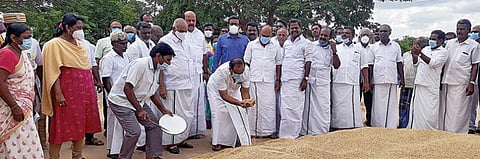 தஞ்சாவூர் அருகே மடிகை நேரடி நெல் கொள்முதல் நிலையத்தில் விற்பனைக்காக விவசாயிகள் கொண்டு வந்த நெல்லின் ஈரப்பதத்தை நேற்று பார்வையிடுகிறார் மாநில உணவுத் துறை அமைச்சர் அர.சக்கரபாணி. உடன், ஆட்சியர் தினேஷ் பொன்ராஜ் ஆலிவர், எம்எல்ஏக்கள் துரை.சந்திரசேகரன், டி.கே.ஜி.நீலமேகம் உள்ளிட்டோர்.