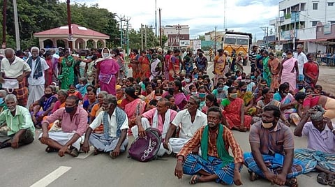 அரியலூர் ஆட்சியர் அலுவலகம் முன்பு மறியலில் ஈடுபட்ட மக்கள்.