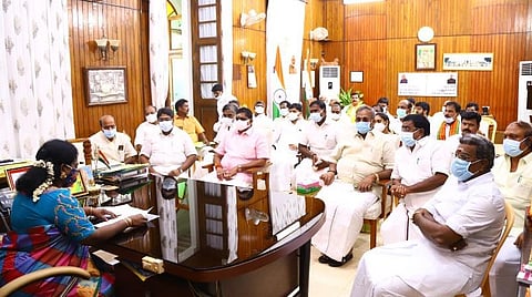 புதுவை உள்ளாட்சித் தேர்தல் குளறுபடி: சட்டப்பேரவைத் தலைவர் தலைமையில் அனைத்துக் கட்சி எம்எல்ஏக்கள் ஆளுநரிடம் மனு
