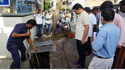 கரூர் நகராட்சி செங்குந்தபுரம் 80 அடி சாலை பகுதியில் வடிகால் தூர்வாரப்படுவதை மின்சாரம், மதுவிலக்கு மற்றும் ஆயத்தீர்வைத்துறை அமைச்சர் வி.செந்தில் பாலாஜி பார்வையிட்டு ஆய்வு செய்கிறார். அருகில் நகராட்சி ஆணையர் ராமமூர்த்தி.