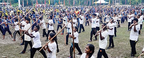 சென்னை அயனாவரம் ரயில்வே பாதுகாப்பு படை பயிற்சி மைதானத்தில் நேற்று நடைபெற்ற சிலம்பாட்ட சாதனை நிகழ்ச்சி.படம்: க.ஸ்ரீபரத்