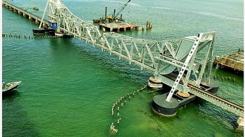 பச்சையாக மாறியுள்ள பாம்பன் கடல்