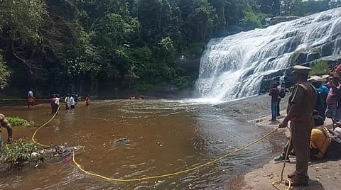கொடைக்கானல் மலைப்பகுதியில் உள்ள ஓராவி அருவியில் மாயமான இளைஞரைத் தேடும் பணியில் ஈடுபட்ட தீயணைப்புத் துறையினர்.