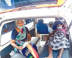 ஆம்புலன்ஸில் வந்த சண்முகம், அவரது மனைவி முத்துலெட்சுமி.
