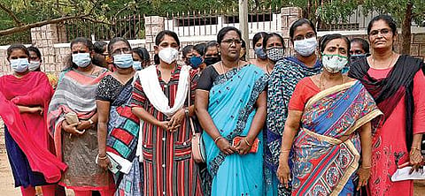 ஸ்டெர்லைட் ஆலையை திறக்க வலியுறுத்தி தூத்துக்குடி மாவட்ட ஆட்சியரி டம் மனு அளிக்க வந்த மீனவ கிராமப் பெண்கள். படம்: என்.ராஜேஷ்