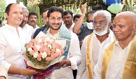 திருப்பதி மலை அடிவாரமான அலிபிரியில் ரூ.15 கோடியில் அமைக்கப்பட்டுள்ள பசுக்களுக்கான பிரத்யேக கோயிலான‘கோ மந்திரம்’ வளாகத்தை ஆந்திர முதல்வர் ஜெகன்மோகன் ரெட்டி நேற்று திறந்து வைத்தார். அவரை திருமலை திருப்பதி தேவஸ்தானத்தின் முன்னாள் அறங்காவலர் குழு உறுப்பினர் ஏ.ஜே.சேகர் வரவேற்றார். அறங்காலவர் குழு தலைவர் ஒய்.வி.சுப்பாரெட்டி உள்ளிட்டோர் பங்கேற்றனர்.