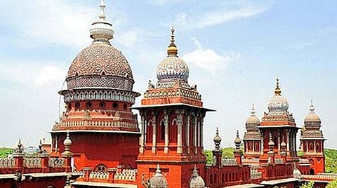 சுற்றுலா பேருந்துகள் அகில இந்திய அனுமதி பெற்றிருந்தாலும் தமிழகத்தில் இயக்க தனியாக வரி செலுத்த வேண்டும்: உயர் நீதிமன்றம் உத்தரவு