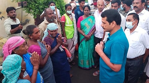 தூய்மைப் பணியாளர்களிடம் பேசிய அமைச்சர் செந்தில்பாலாஜி.