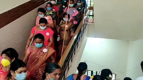 வாக்கு எண்ணும் பணியில் ஈடுபட்ட ஆசிரியர்கள் பணிப் புறக்கணிப்பு செய்து மையத்திலிருந்து வெளிநடப்பு செய்தனர்.