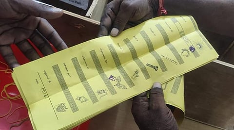 இரட்டை முத்திரை பதிவினால் செல்லாத ஓட்டாக அறிவிக்கப்பட்ட வாக்குச்சீட்டு.