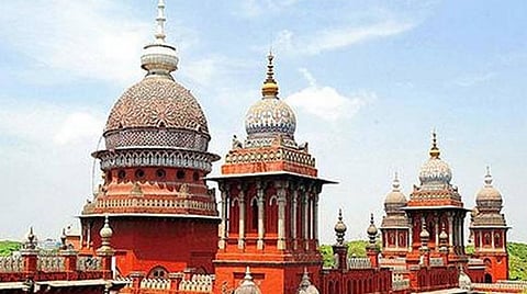 முறையாக வகைப்படுத்தி, தணிக்கை செய்யாமல் கோயில் நகைகளை உருக்க அனுமதிக்க கூடாது: உயர் நீதிமன்றத்தில் மனுதாரர் வாதம்; விசாரணை தள்ளி வைப்பு