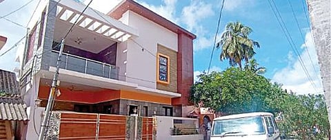 புதுக்கோட்டையில் சோதனை நடந்த வனத்தோட்டக் கழகத்தின் மண்டல மேலாளர் நேசமணியின் வீடு.