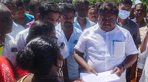 பெரியநாகலூரில் அமைச்சர் எஸ்.எஸ்.சிவசங்கரிடம் மனு அளித்த கிராம மக்கள்.