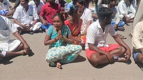 கண்ணீர் மல்க உளுந்தூர்பேட்டை வட்டார வளர்ச்சி அலுவலகம் முன் ஆதரவாளர்களுடன் சாலை மறியல் ஈடுபட்ட அலமேலு