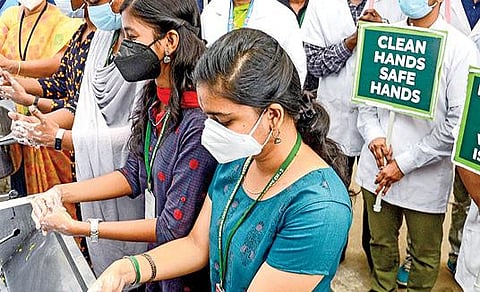 சென்னை ஓமந்தூரார் அரசு மருத்துவக் கல்லூரி மருத்துவமனையில் நேற்று நடைபெற்ற விழிப்புணர்வு நிகழ்ச்சியில் டீன் ஜெயந்தி தலைமையில் மருத்துவ மாணவர்கள் கைகள் கழுவுவதன் முக்கியத்துவம் குறித்து உறுதிமொழி எடுத்துக் கொண்டனர். படம்: பு.க.பிரவீன்