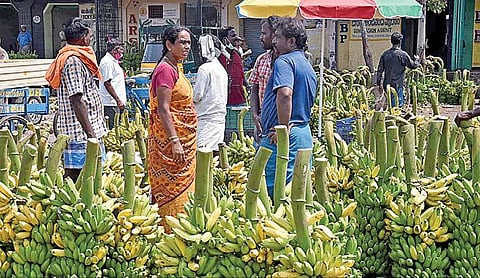 ஆயுத பூஜையை முன்னிட்டு கோயம்பேடு சந்தையில் குவிந்த மக்கள்: சில்லறை விற்பனை சந்தைகளிலும் கூட்டம் அலைமோதியது
