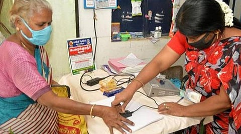 நியாய விலைக்கடைகளில் கைரேகையை பதிவு செய்ய சிரமப்படும் முதியோர்: மாற்று திட்டத்தை செயல்படுத்தும் வழங்கல்துறையினர்