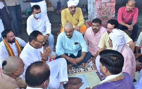 கலவரத்தில் உயிரிழந்த பாஜக தொண்டர் குடும்பத்தினருடன் உ.பி. அமைச்சர் சந்திப்பு