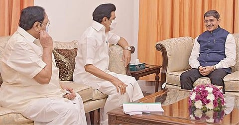 சென்னை கிண்டி ஆளுநர் மாளிகையில், ஆளுநர் ஆர்.என்.ரவியை, முதல்வர் மு.க.ஸ்டாலின் நேற்று மரியாதை நிமித்தமாகச் சந்தித்தார். உடன் நீர்வளத் துறை அமைச்சர் துரைமுருகன்.