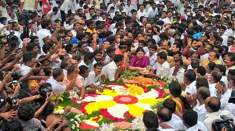 ஜெயலலிதா நினைவிடத்தில் சசிகலா மரியாதை.