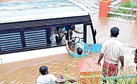 கேரளாவில் கடந்த சில தினங்களாக பலத்த மழை பெய்து வருவதால் அங்குள்ள பல்வேறு மாவட்டங்களில் வெள்ளம் சூழ்ந்துள்ளது. இந்நிலையில், கோட்டயம் மாவட்டத்தில் உள்ள பூஞ்சாரில் சாலையில் பெருக்கெடுத்து ஓடிய வெள்ளத்தில் அரசுப் பேருந்து ஒன்று நேற்று சிக்கியது. பின்னர், அதில் இருந்த பயணிகளை அப்பகுதியைச் சேர்ந்தவர்கள் பத்திரமாக மீட்டனர்.படம்: பிடிஐ