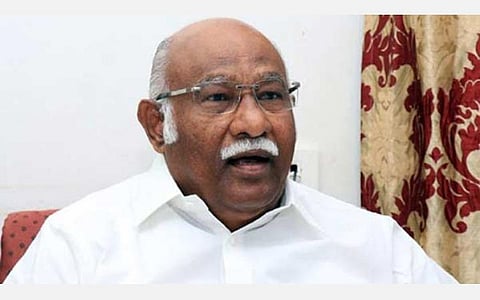 பரமக்குடியில் அதிமுக மூத்த நிர்வாகிகளுக்கு மாலை அணிவித்து மரியாதை செலுத்திய அதிமுக மாவட்டச் செயலாளர் முனியசாமி.
