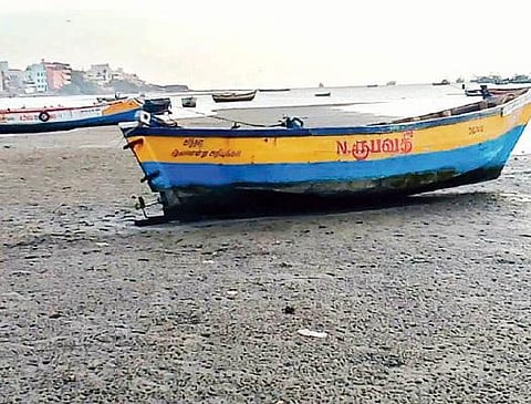 கடல்நீர் உள்வாங்கி காணப்பட்ட ராமேசுவரம் மீன்பிடி துறைமுகப் பகுதி.