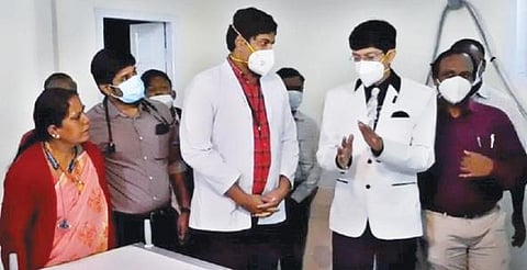 கொடைக்கானல் அரசு மருத்துவமனையில் ஆய்வு மேற்கொண்ட சுகாதாரத் துறைச் செயலர் ராதாகிருஷ்ணன்.
