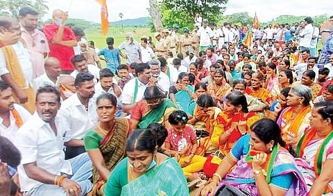 திண்டுக்கல் அருகே ரெட்டியார்சத்திரம், மாங்கரையில் டாஸ்மாக் கடை திறக்க எதிர்ப்பு தெரிவித்து மறியல் செய்த பாஜகவினர்.