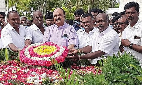 சென்னை மெரினா கடற்கரையில் உள்ள எம்ஜிஆர், ஜெயலலிதா நினைவிடங்களில் நேற்று மலர்வளையம் வைத்து மரியாதை செலுத்திய அதிமுக முன்னாள் செய்தி தொடர்பாளர் பெங்களூரு புகழேந்தி.