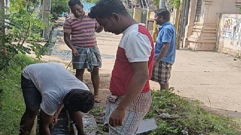 புதுச்சேரியில் அதிகாரிகள் அலட்சியத்தால் தூர்வாரப்படாத கழிவுநீர் வாய்க்கால்கள்: சுத்தம் செய்த இளைஞர்கள்