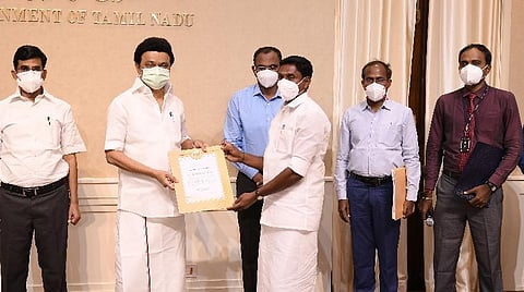 விவசாயிகளுக்கு இழப்பீட்டுத் தொகையை வழங்கிய முதல்வர் ஸ்டாலின்.