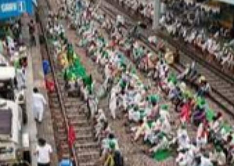 விவசாயிகள் ரயில் மறியல் போராட்டம்: 160 ரயில்கள் முடங்கின