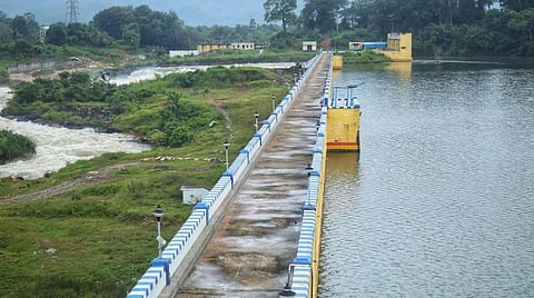 பேச்சிப்பாறை அணையில் இருந்து தொடர்ச்சியாக உபரி நீர் வெளியேற்றப்பட்டு வருகிறது.