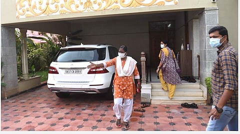 கோவை நஞ்சுண்டாபுரம் சாலையிலுள்ள, எஸ்.என்.வி கார்டனில் உள்ள முன்னாள் அமைச்சர் விஜயபாஸ்கரின் மாமனார் வீட்டில் இன்று சோதனை நடத்திய லஞ்ச ஒழிப்புத்துறை போலீஸார் | படம் : ஜெ.மனோகரன்.