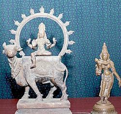 மேல்மருவத்தூரில் பறிமுதல் செய்யப்பட்ட ஐம்பொன் சிலைகள்.
