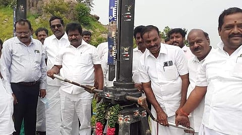 சாத்தனூர் அணையில் இருந்து தண்ணீரைத் திறந்துவிடும் செங்கம் சட்டப்பேரவை உறுப்பினர் மு.பெ.கிரி.
