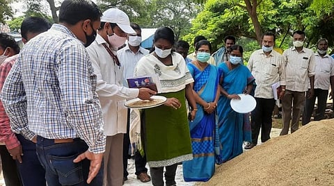தஞ்சாவூர் அருகே அரசூர் நேரடி நெல் கொள்முதல் நிலையத்தில் ஈரப்பதம் தொடர்பாக ஆய்வு மேற்கொண்ட மத்தியக் குழுவினர்.