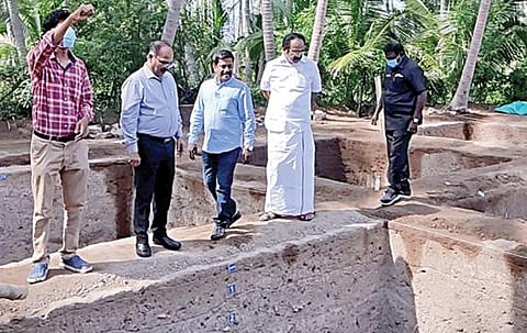 கீழடியில் கண்டெடுக்கப்பட்ட சுடுமண் உறை கிணற்றில் மீன் சின்னம்: அமைச்சர் தங்கம் தென்னரசு தகவல்