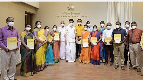 கபாலீசுவரர் அரசு கலைக் கல்லூரிக்கு பேராசிரியர்கள் நியமனம்: முதல்வர் ஆணை வழங்கினார்