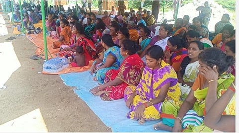 கோட்டைப்பட்டினம் கிழக்குக் கடற்கரை சாலையோரம் உண்ணாவிரதப் போராட்டத்தில் ஈடுபட்டுள்ள மீனவர்கள்
