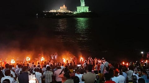 கன்னியாகுமரி முக்கடல் சங்கமத்தில் நடந்த சமுத்திர தீர்த்த ஆரத்தி வழிபாட்டில் திரண்ட பக்தர்கள்.