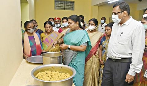 சேலம் அன்னை சத்யா அம்மையார் நினைவு அரசு குழந்தைகள் இல்லத்தில் சமூக நலன் மற்றும் மகளிர் உரிமைத்துறை அமைச்சர் கீதா ஜீவன் உணவின் தரம் குறித்து ஆய்வு செய்தார். அருகில் ஆட்சியர் கார்மேகம், சமூக பாதுகாப்புத்துறை இயக்குநர் வளர்மதி உள்ளிட்டோர்.