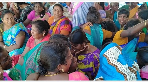 புதுக்கோட்டை மாவட்டம் கோட்டைப்பட்டினத்தில் 3-வது நாள் உண்ணாவிரதப் போராட்டத்தில் ஈடுபட்டுள்ள பெண்கள்.