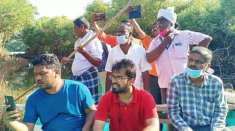 அலையாத்திக் காடுகளை பார்வையிட்ட சுற்றுலாத் துறை அலுவலர்கள்.