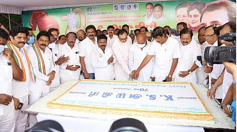இன்று சத்தியமூர்த்தி பவனில் தமிழக மாநில காங்கிரஸ் கட்சித் தலைவர் கே.எஸ்.அழகிரி பிறந்த நாளை கேக் வெட்டிக் கொண்டாடிய காங்கிரஸ் கட்சியினர்.