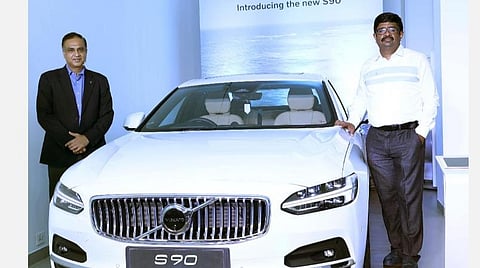 சென்னையில் உள்ள வால்வோ விற்பனையகத்தில் எஸ் 90 காரை அறிமுகம் செய்தார் ராஜீவ் சவுகான் (இடது) உடன் கோவை வோல்வோ பிரிவின் பிரதிநிதி கார்த்திகேயன்.